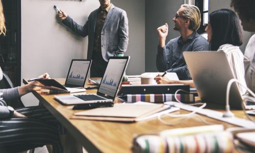 grupo-de-personas-diversas-que-tienen-una-reunion-de-negocios